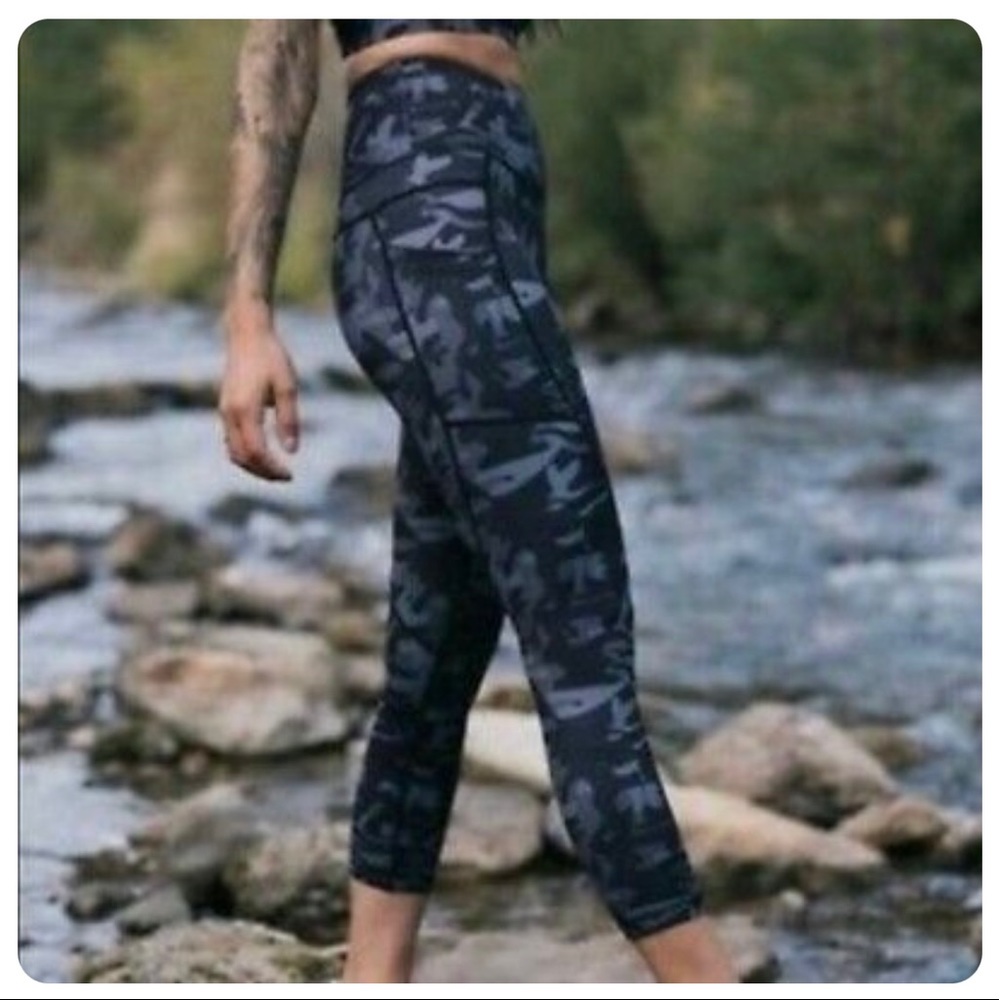 Zyia Camo Athletic Tights in Small